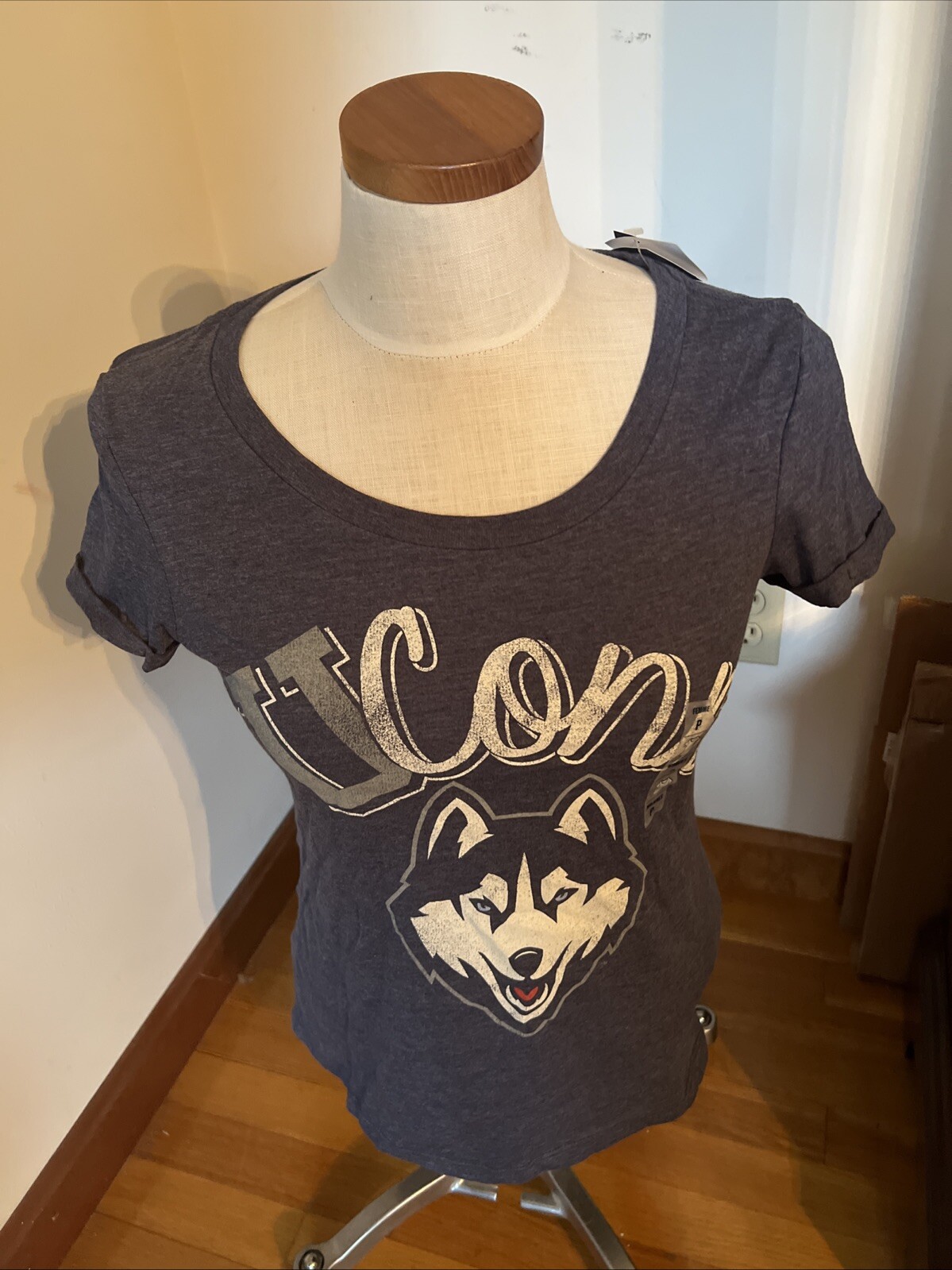 NWT UNIVERSITY OF CONNECTICUT SHORT SLEEVE SHIRT WOMENS SIZE S