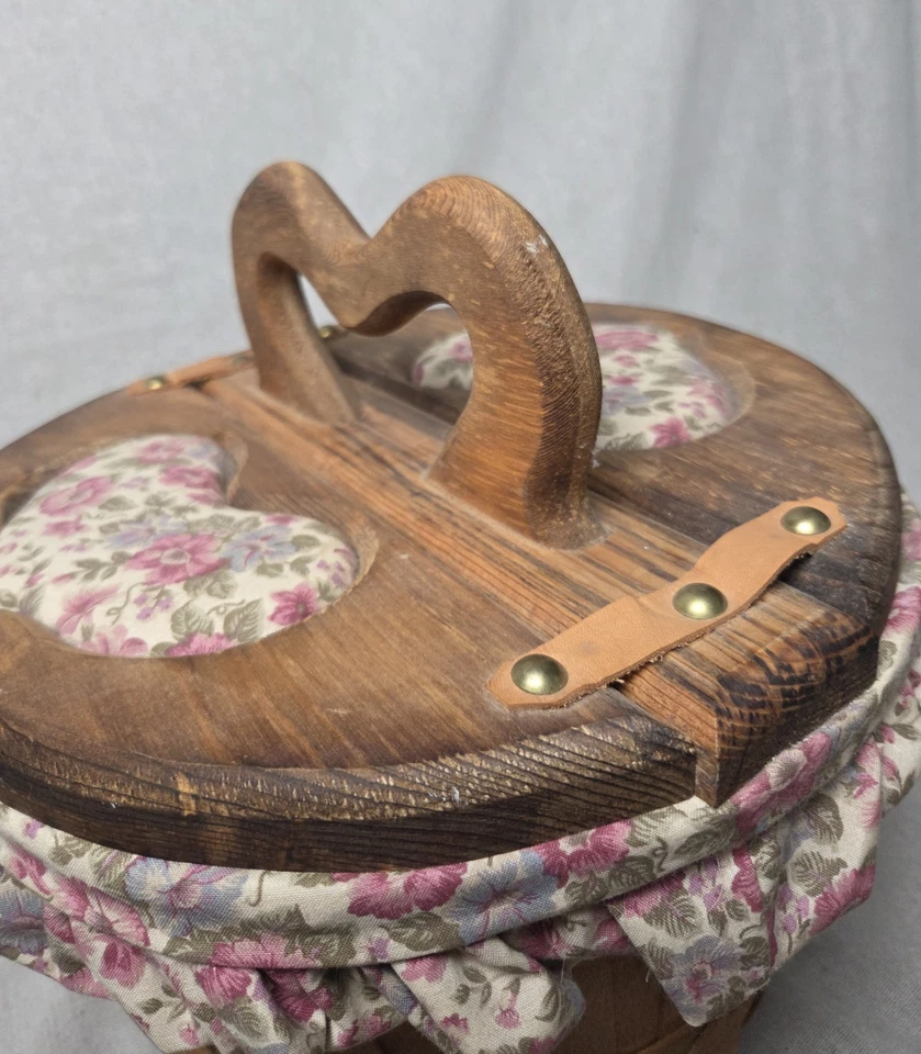 Vtg Country Cottagecore Crate Basket Floral Lined Wood Split Lid Heart Handle - Image 2 of 4