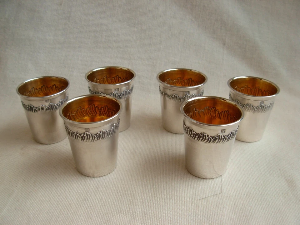 ANTIGUAS COPAS DE LICOR FRANCESAS DE PLATA DE LEY EN CAJA, JUEGO DE 6, FINALES DEL SIGLO XIX. Foto 3 de 4