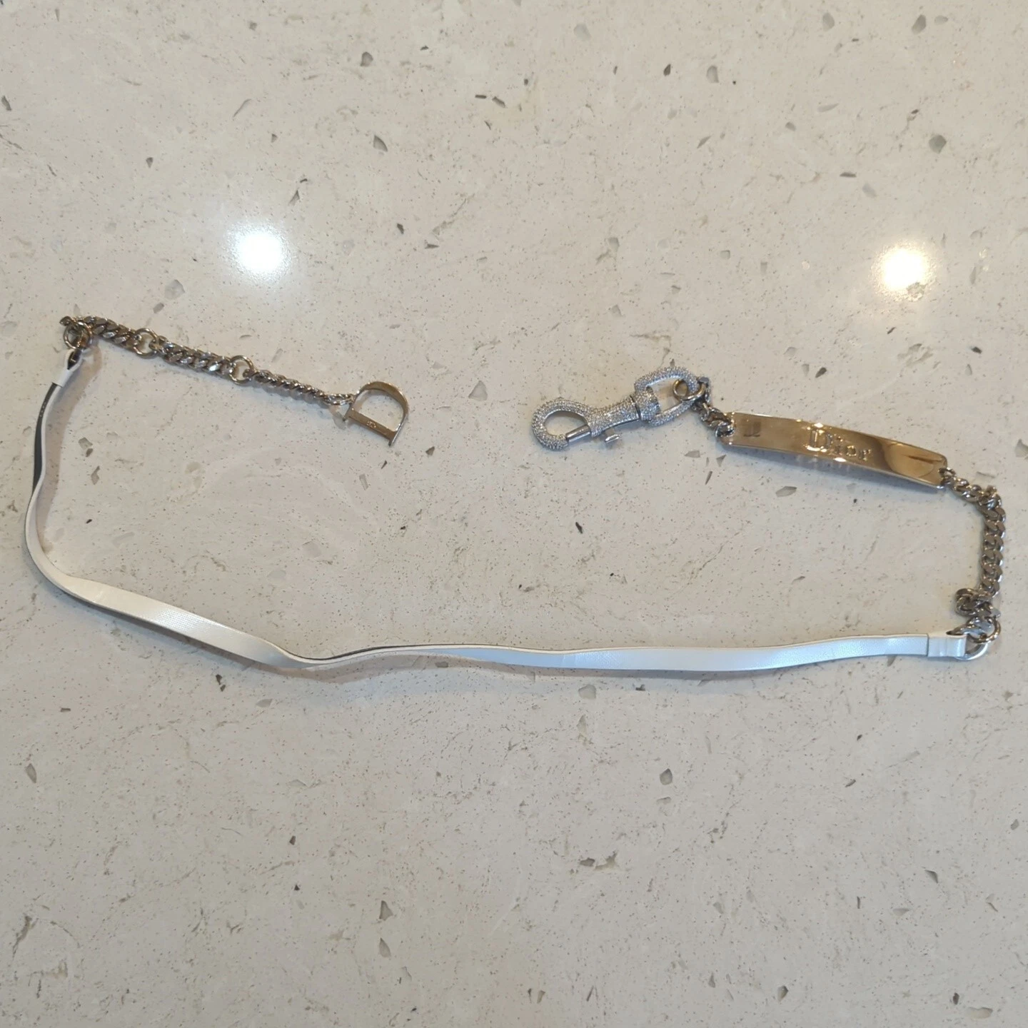 Ceinture Christian Dior logo chaîne argent cuir blanc charme cristal accents RE1023