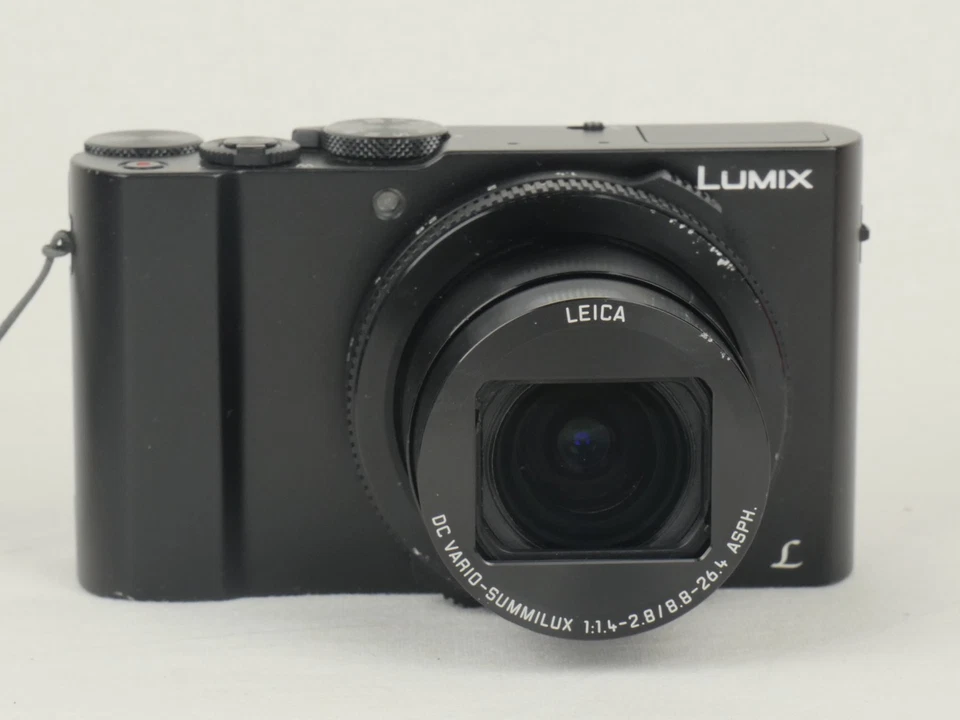 Cámara digital Panasonic LUMIX LX10 20,1 MP | Daña el área del objetivo, pero funciona Foto 3 de 4