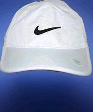 NIKE FEATHERLIGHT WOMEN'S ADJUSTABLE GOLF HAT - ONE SIZE FITS ALL