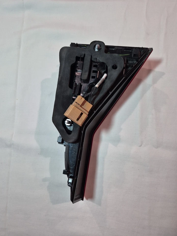 Volkswagen Jetta GLI LH 2019-2022 lámpara trasera del conductor interior montada en el maletero 17A945093 Foto 3 de 4