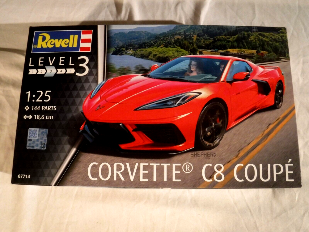 1/25 Revell 0f German Sports Car Racing Car Corvette C8 Coupe V8 Engine # 07714