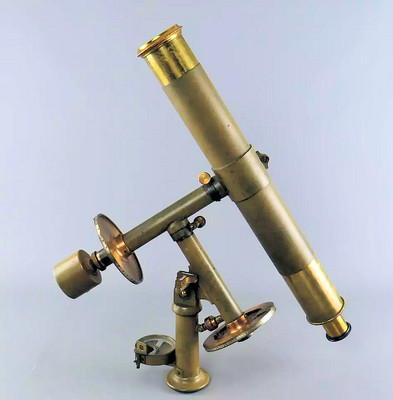 Kleine Größe - Tragbares astronomisches Teleskop mit Äquatorialmontierung.