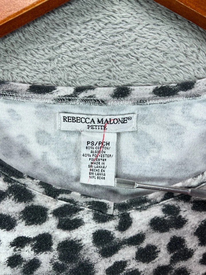 Camiseta Rebecca Malone Mujer Pequeña Pequeña Leopardo Gris Cuello en V Manga 3/4 Foto 3 de 4