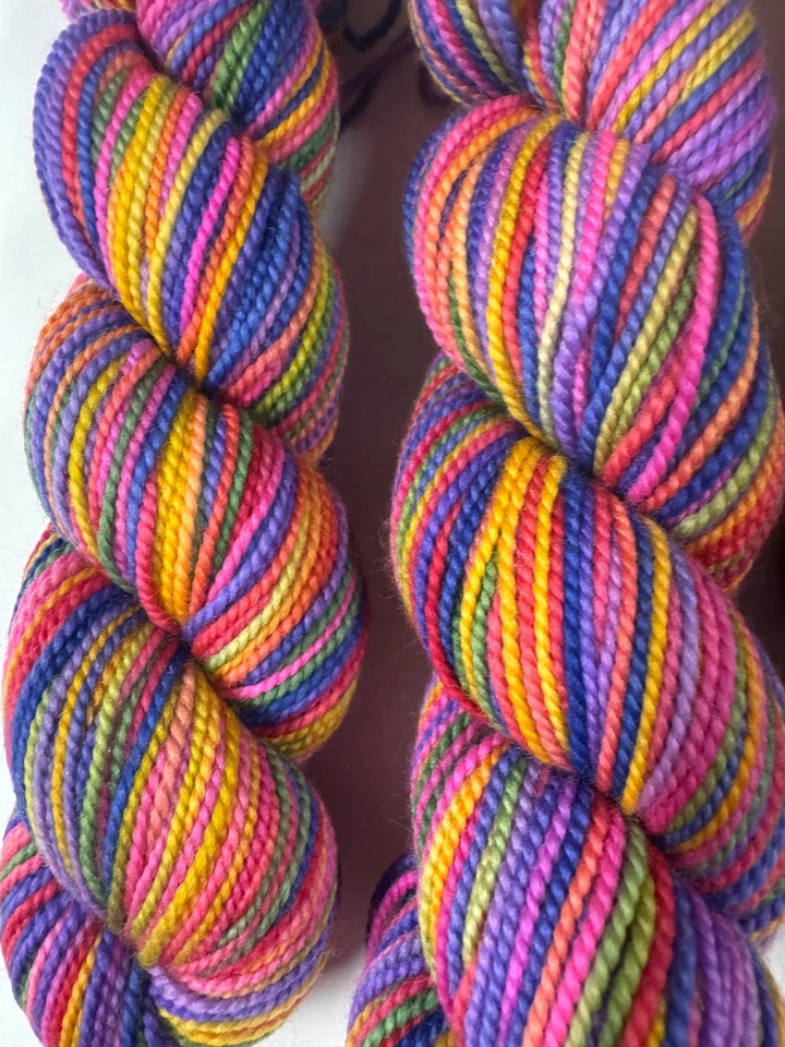 HILO KOIGU KPPPM DE COLECCIÓN 3 madejas - violeta, rosa, dorado, verde 175 yardas ea 100% merino Foto 4 de 4