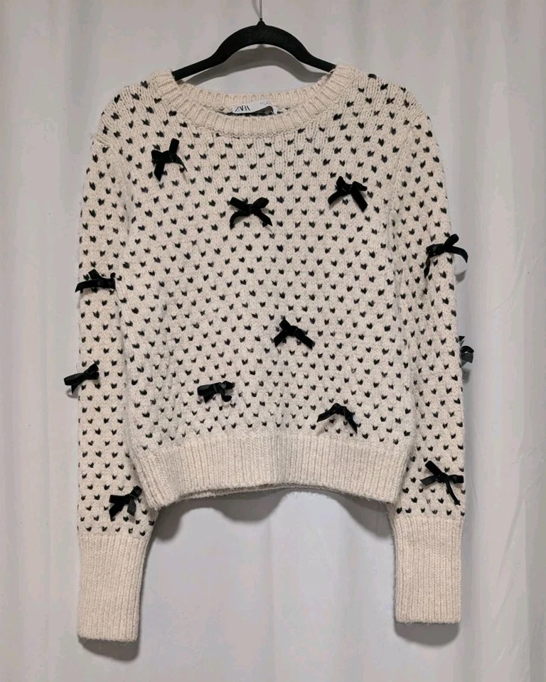 Suéter Zara Corazones Marfil y Negro Con Acentos de Lazo de Terciopelo Talla Grande Foto 2 de 4