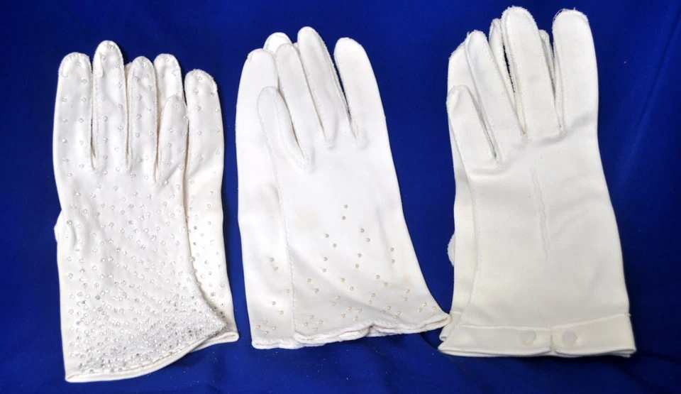 3 PARES GUANTES SEÑORA AÑOS 50 DE COLECCIÓN, BLANCOS, 2 TIENEN CUENTAS, TODAS LAS TALLAS PEQUEÑAS, 6,5 A 7 Foto 2 de 4