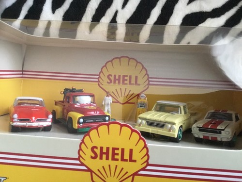 GREENLIGHT Diorama Shell Oil 4 cars gas pump & attendant Ltd Edition CHASE (new) - Picture 2 of 5