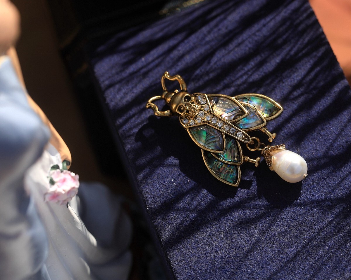 Broche Vintage Mouche Dorée Avec Perle De Culture – Style Unique – QD14