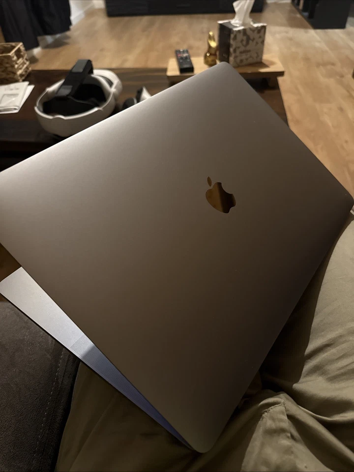 Apple MacBook Pro 15,4 Zoll, 512GB SSD, Intel Core I7, 16GB - Bild 2 von 4