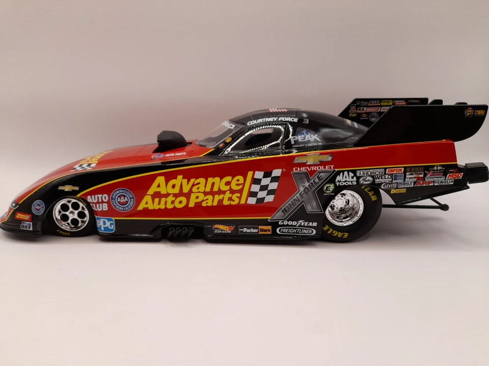 Courtney Force Advance Auto Parts 2017 Camaro Funny Car 1 de 889 NHRA 1:24 Foto 4 de 4