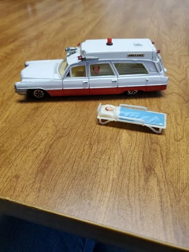 Vintage DINKY Toys SUPERIOR RESCUER ON CADILLAC CHASSIS Ambulance Victim England