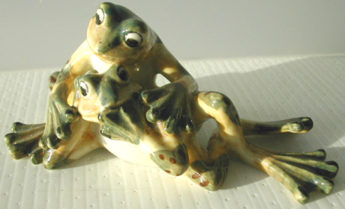 KLIMA K659 Miniature statuette en porcelaine -GRENOUILLES AMOUREUSES N° 3 - Photo 1/4