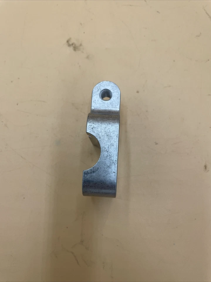 TAPA RUEDA EJE IZQUIERDO TRIUMPH 97-4456 T120V T140 T150 T160 1973-78  Foto 2 de 4