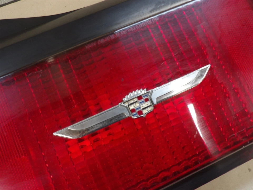 LH LUZ TRASERA LADO CONDUCTOR MONTAJE LÁMPARA CADILLAC CIMARRON 1982-1983 SIN MOLDURA DORADA Foto 4 de 4