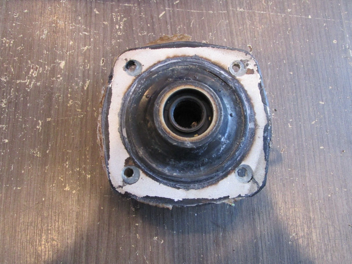 96 KAWASAKI ZXI 1100 DRIVESHAFT BEARING HOLDER HOUSING 13280-3730
