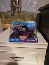 monsterjam 1:24 Diecast purple n black grave digger 