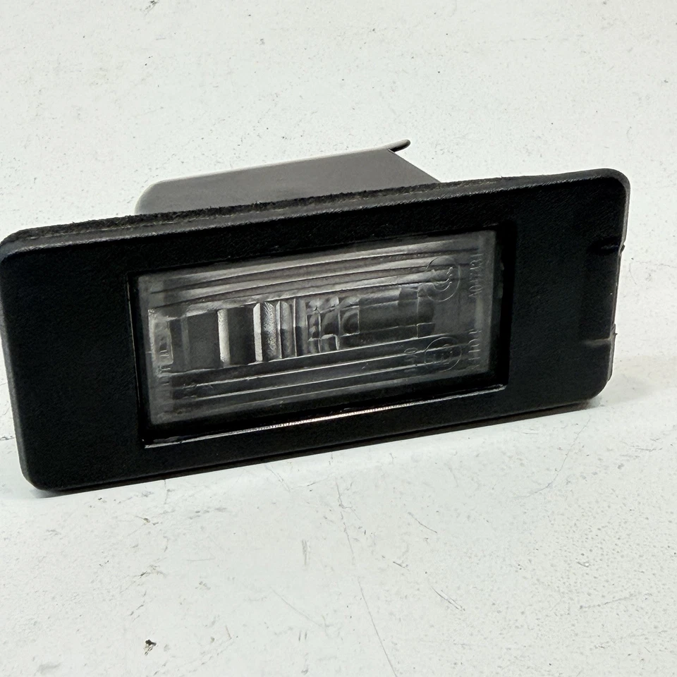 Chevrolet Equinox 2016-2025 trasero derecho izquierdo matrícula luz lámpara OEM Foto 2 de 4