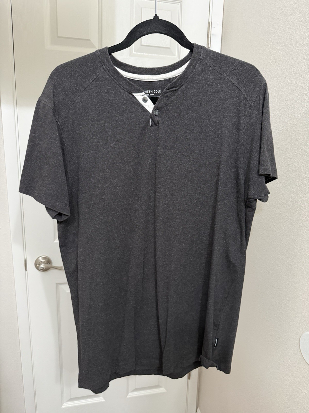 Kenneth Cole New York Men's V-Neck T-Shirt Cotton Blend, Size Medium Fitted