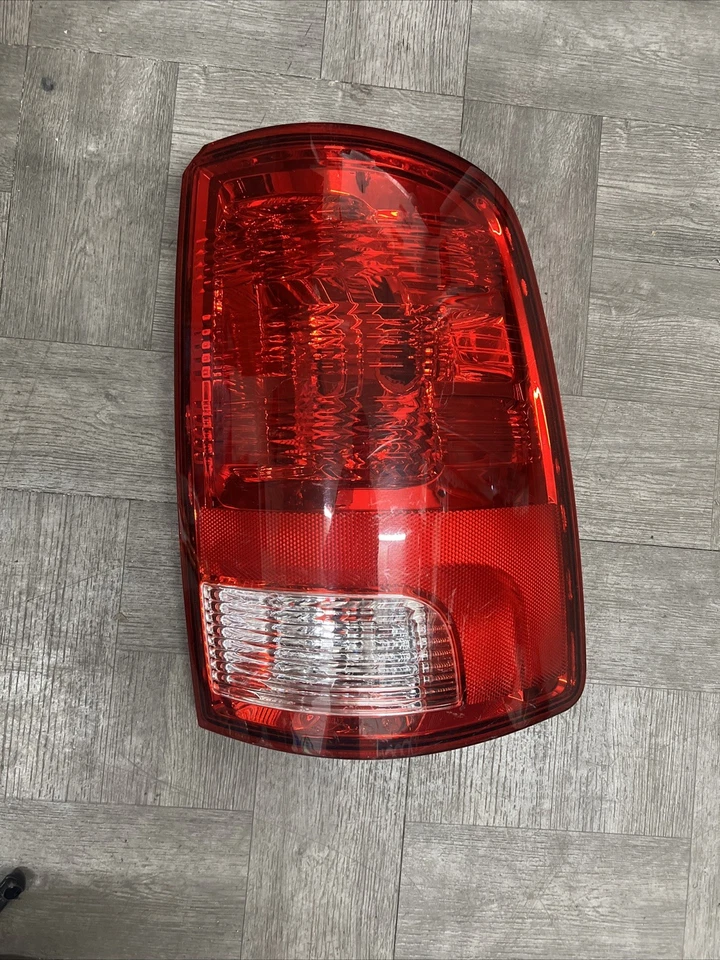P50139 2013 - 2021 道奇 RAM 1500 2500 3500 尾灯乘客侧 50693B 原始设备制造商 — 第 2/4 张图片