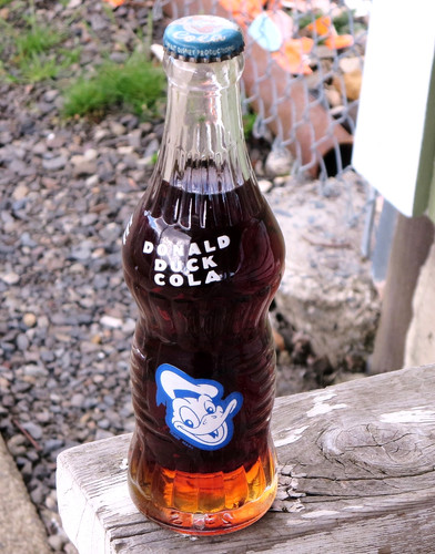 FULL Vintage 1950s Walt Disney Productions Donald Duck Cola Soda Bottle Unopened