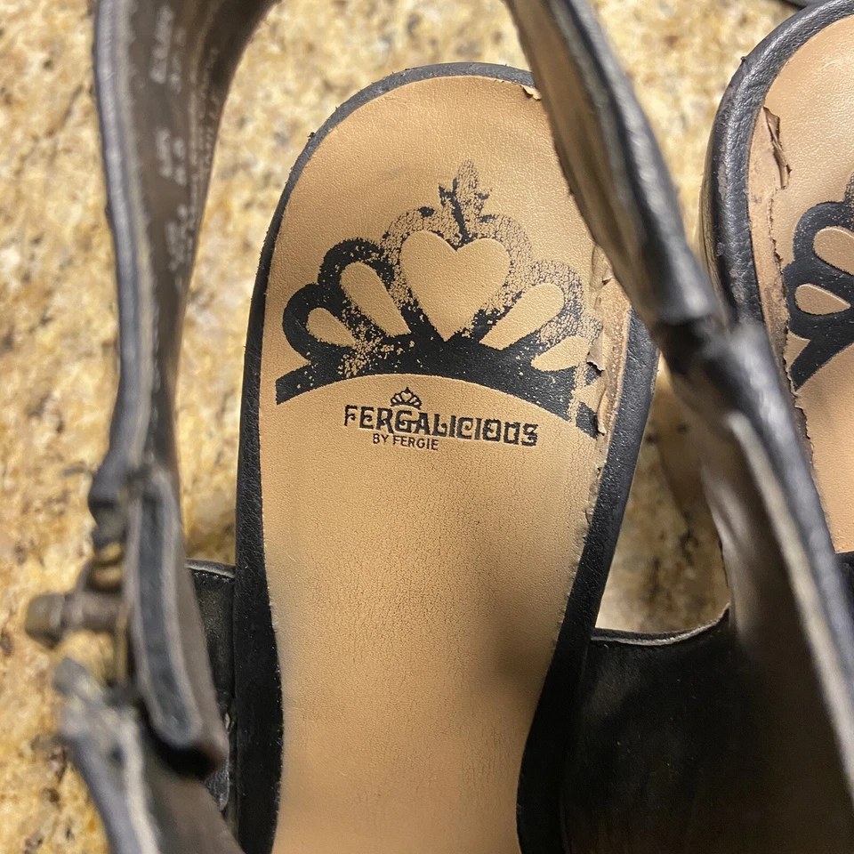 Botín retro Fergalicious para mujer talla 7 beige tostado punta abierta tacón bloque de Fergie Foto 3 de 4