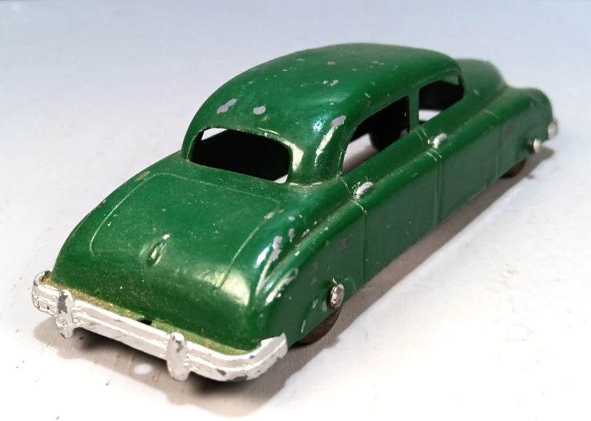 Sedán Kaiser 1947 vintage fundido a presión Tootsietoy #746 verde 4 puertas 6" Foto 3 de 4
