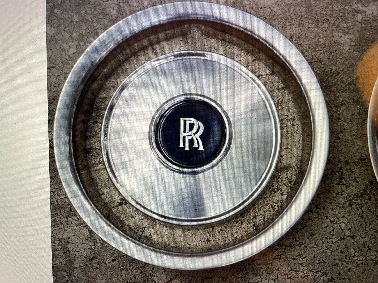 ROLLS ROYCE SILVER SPIRIT SILVE  HUB CAP WITH TRIM RING FITS 1975 TO 1985