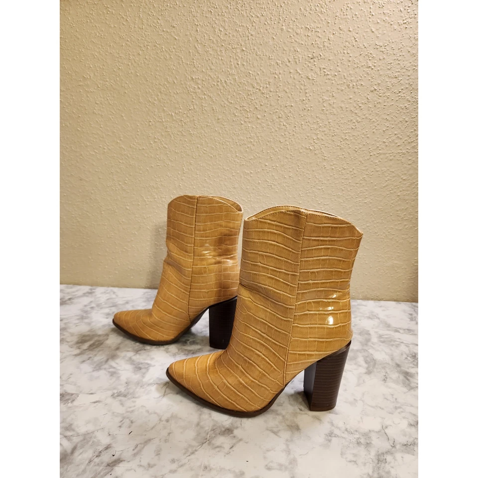 Pink Lily Women's Gold Leather Snakeskin Pointed Toe Ankle Heeled Boots Size 8 - Image 4 of 4