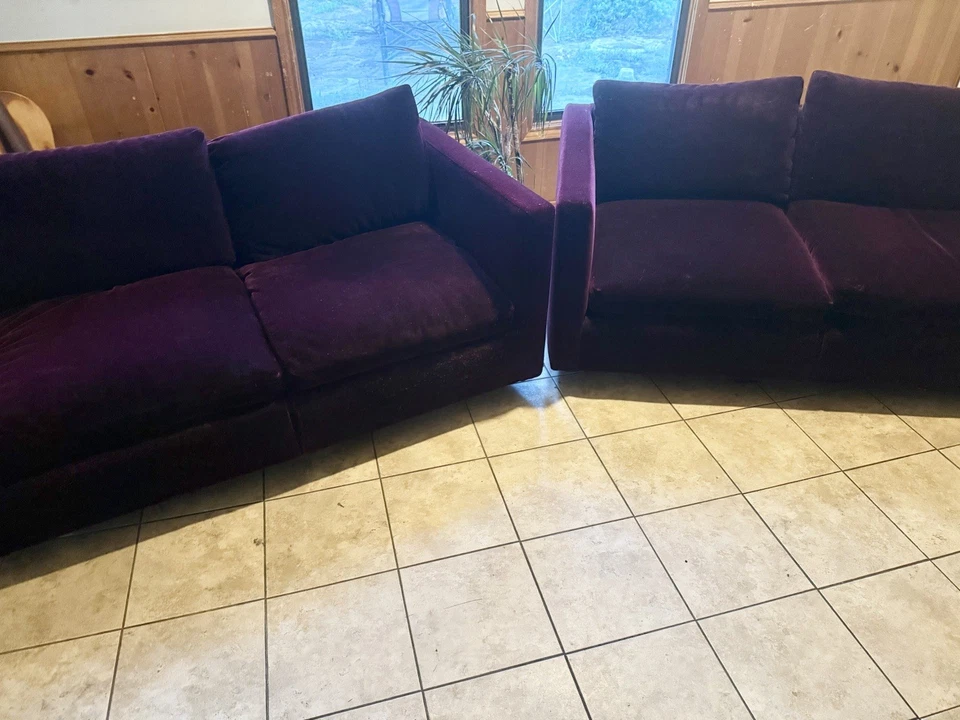 Dos sofás Knoll modernos de mediados de siglo. Terciopelo Borgoña Antiguo (1970-80). Foto 4 de 4