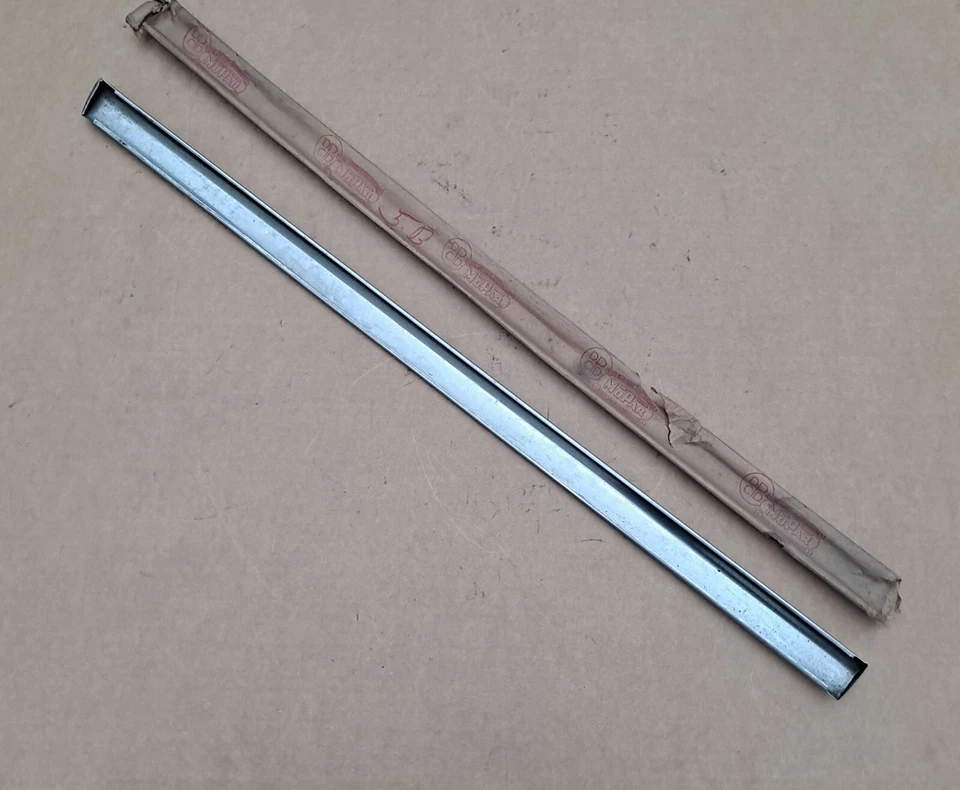 1946-1948 Plymouth P15 Special Deluxe NOS MoPar Moldagem de porta do motorista frontal esquerdo - Imagem 4 de 4