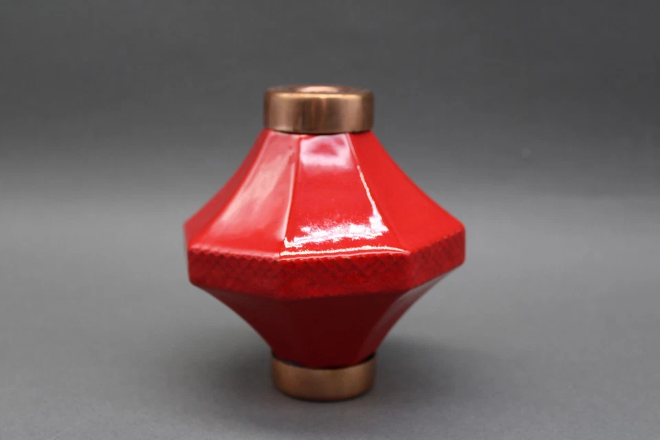 Aislador geométrico de cerámica roja Foto 4 de 4