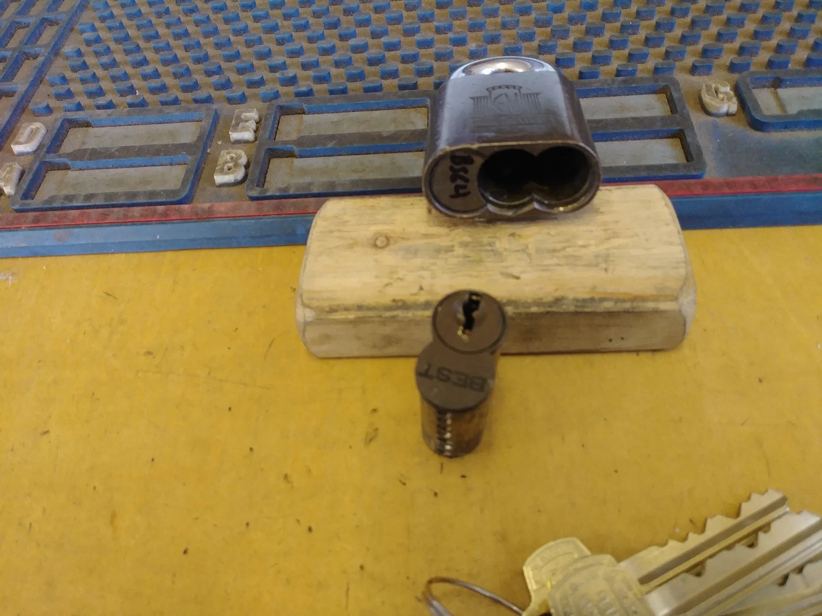 Vintage Best Frigidaire Padlock with key and control/master  B56 4 7 pin D keywa image 11