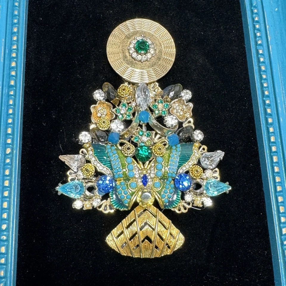 VTG Jewelry Christmas Tree Wall Art Turquoise Distressed Frame 8 x 10” - Image 2 of 4