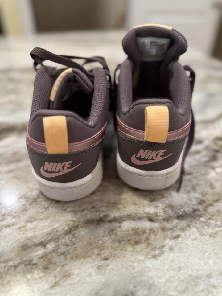 Nike Court Borough Low 2 Talla 4Y Mineral Violeta/Tinte Melón/Esmalte Rosa Foto 4 de 4