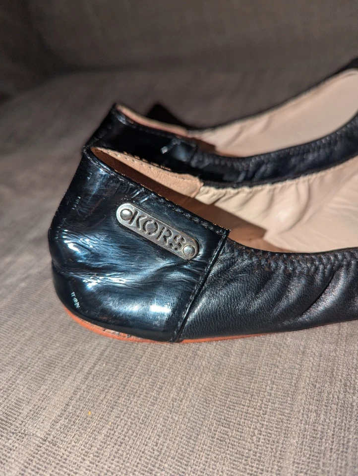 Michael Kors Mujer 7 M Negro Charol y Cuero Ballet Pisos Dorado Logo Usado en Excelente Condición Foto 2 de 4