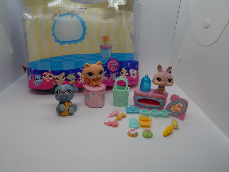Littlest Pet Shop 2007 Tasty Treat Shop Bunny #667 Bulldog #668 Raccoon #669