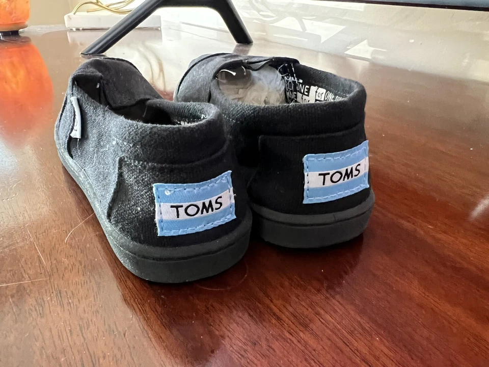 Zapatos sin cordones clásicos de lona Youth Toms de lona negra Y13 Foto 4 de 4