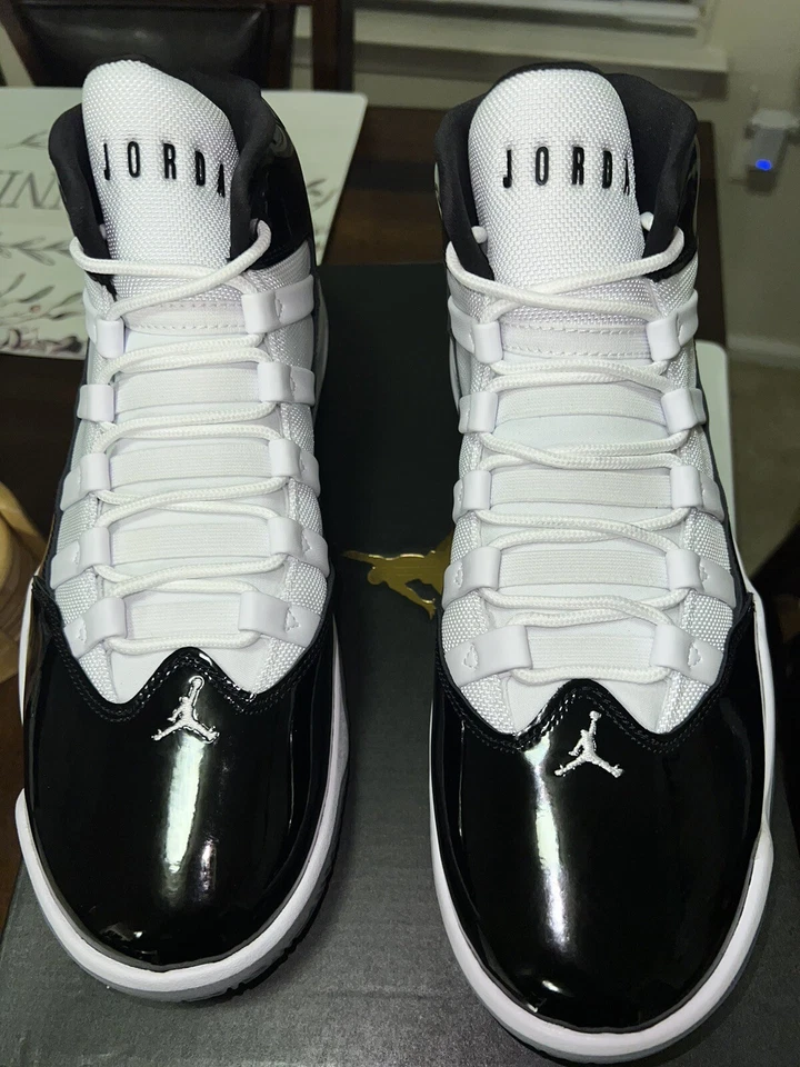 Size 11 - Jordan Men’s Max Aura Black White - Image 2 of 4