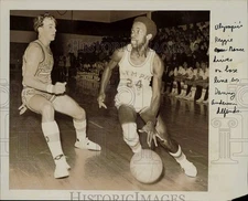 1975 Press Photo Olympic HS basketball player Reginald Nance vs. Danny Anderson