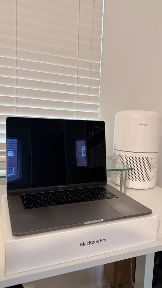 Apple Macbook Pro 2017 15-inch Laptop Core i7 16GB RAM 256GB SSD with Touchbar! - Image 3 of 4