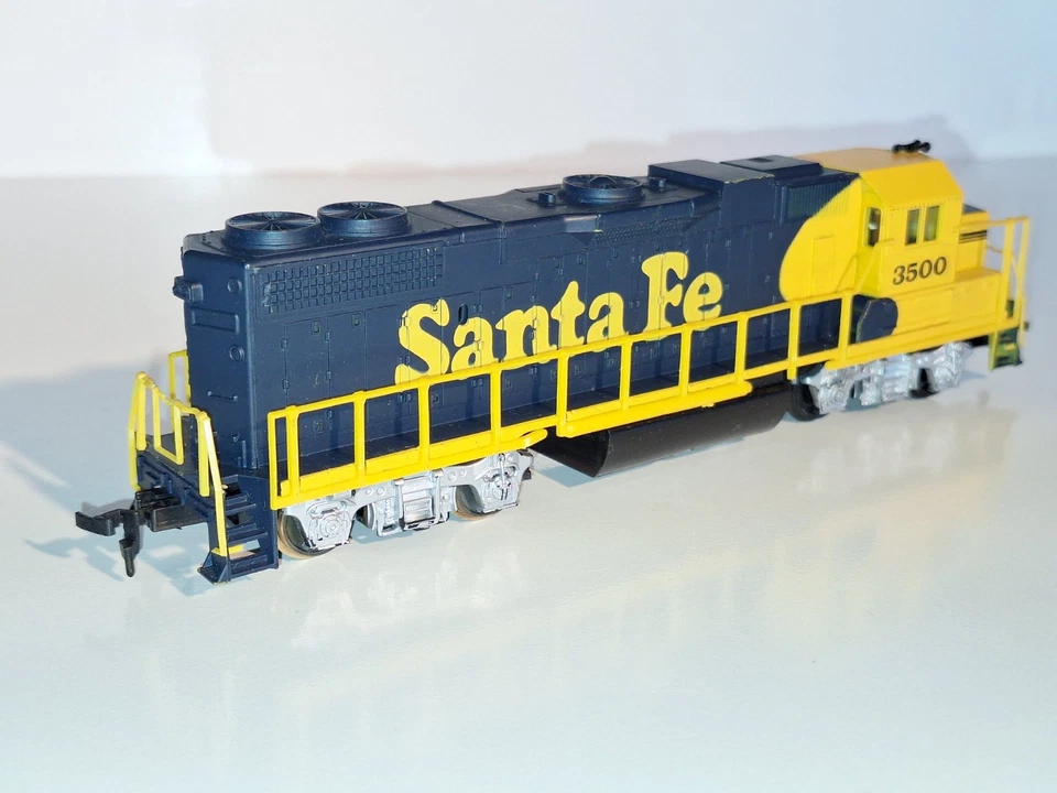 Lifelike Santa Fe Bo-Bo Diesel Loco. V/Good motor, headlight. Excellent cond. HO - Image 2 of 4