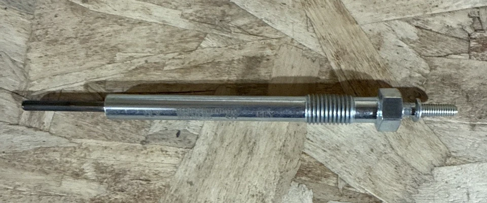 GM OEM NOS 97326305 bujía incandescente 2004-2005 Chevrolet Silverado 2500 HD 6,6 LLY Foto 2 de 4