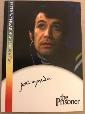 DER GEFANGENE: AUTOGRAMMKARTE: PETER WYNGARDE ALS NUMMER ZWEI PW3