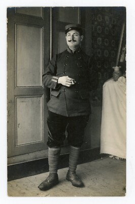 FOTOKARTE, ein Soldat in Uniform der 124. Rgt Widmung auf dem Rücken