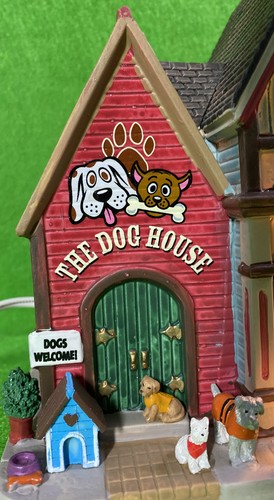 Lemax Village 2015 ~ THE DOG HOUSE Abbigliamento e accessori per cani (illuminati) ~ Nuovo con scatola - Foto 5 di 12