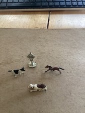 Animaux anciens en métal plus petite échelle. Et panneau d'arrêt de bus.