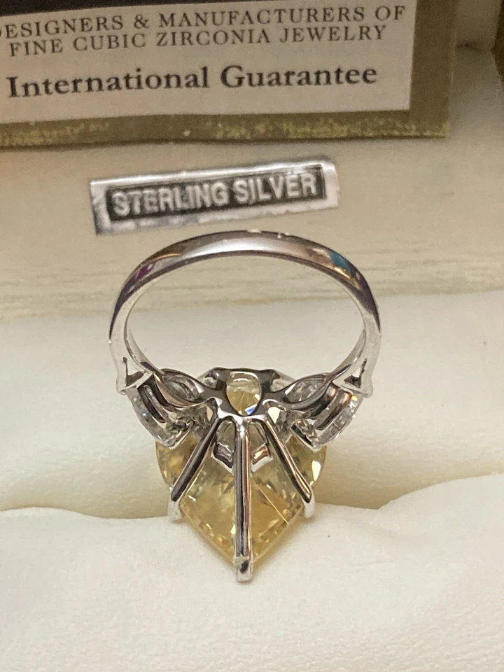 Anillo Crislu amarillo y transparente circonita cúbica circonita cúbica circonita cúbica talla 7 Foto 3 de 4